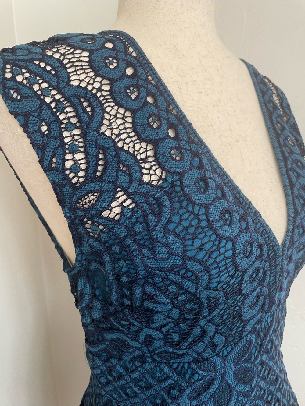 Free People Deep V-Neck Sapphire Blue Teal Lace Mini Dress Urban Outfitters T - Picture 6 of 15